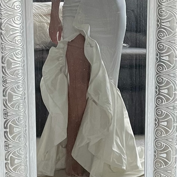 White dress - Wedding Gown - Small - Picture 7 of 11